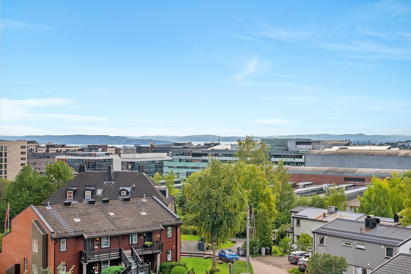 Flott utsikt over byen ned til fjorden Galleribilde