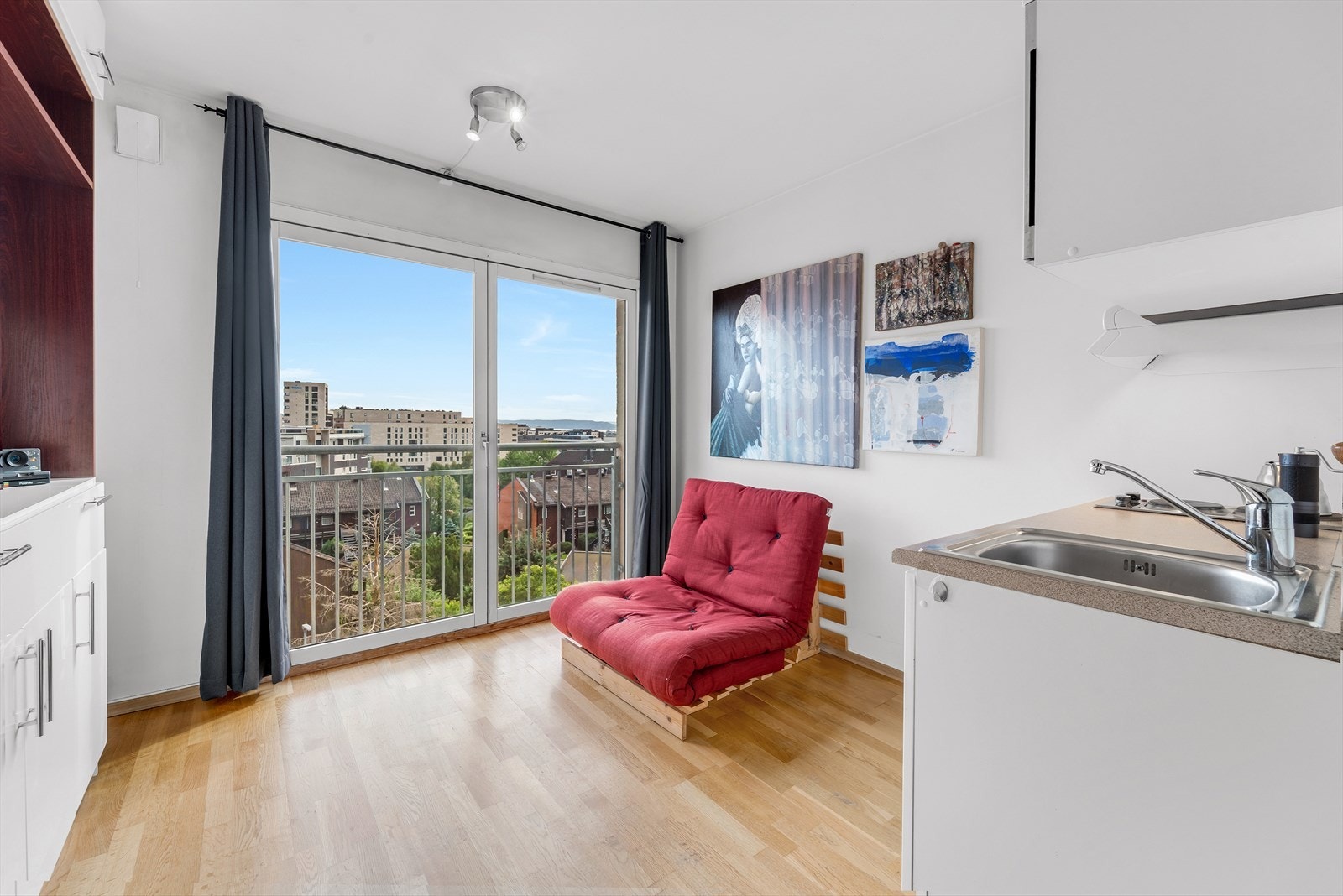 Leiligheten ligger tilbaketrukket, men sentralt til på Nydalen, med kort vei til marka og BI Galleribilde