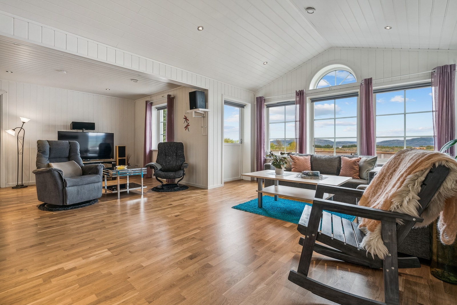 Åpen stue med god takhøyde gir en romslig atmosfære Galleribilde