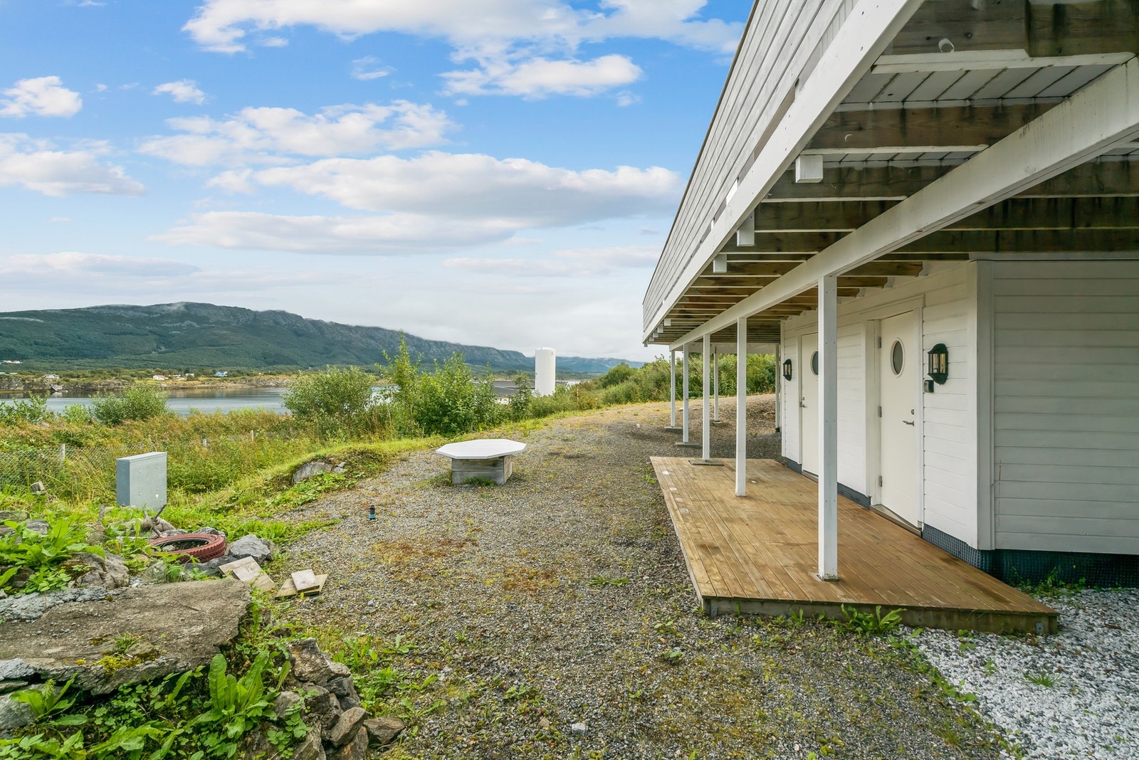 I sokkelen er det to utleiedeler med eget bad og kjøkken Galleribilde