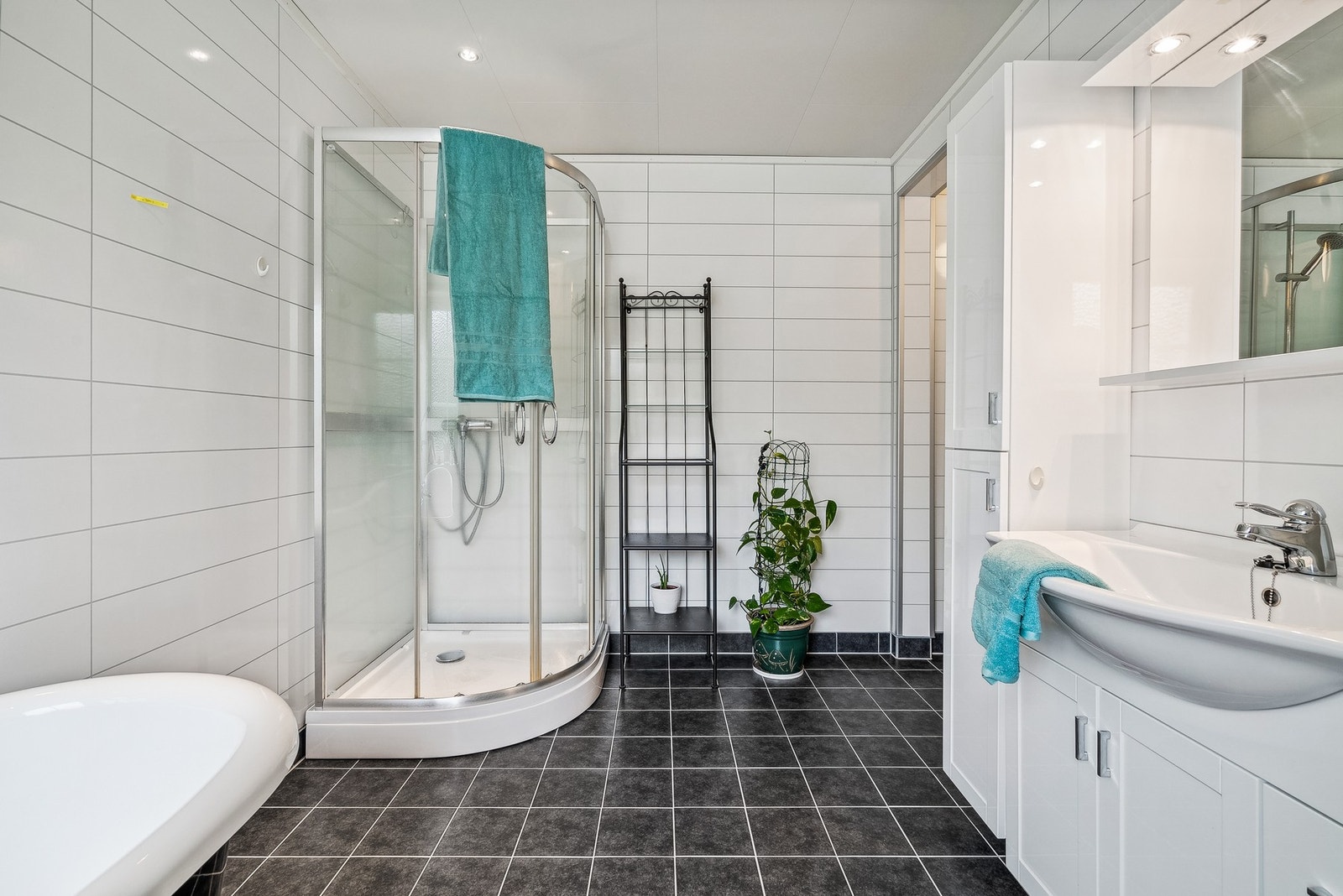 Lyst og tidløst baderom i hovedetasjen Galleribilde