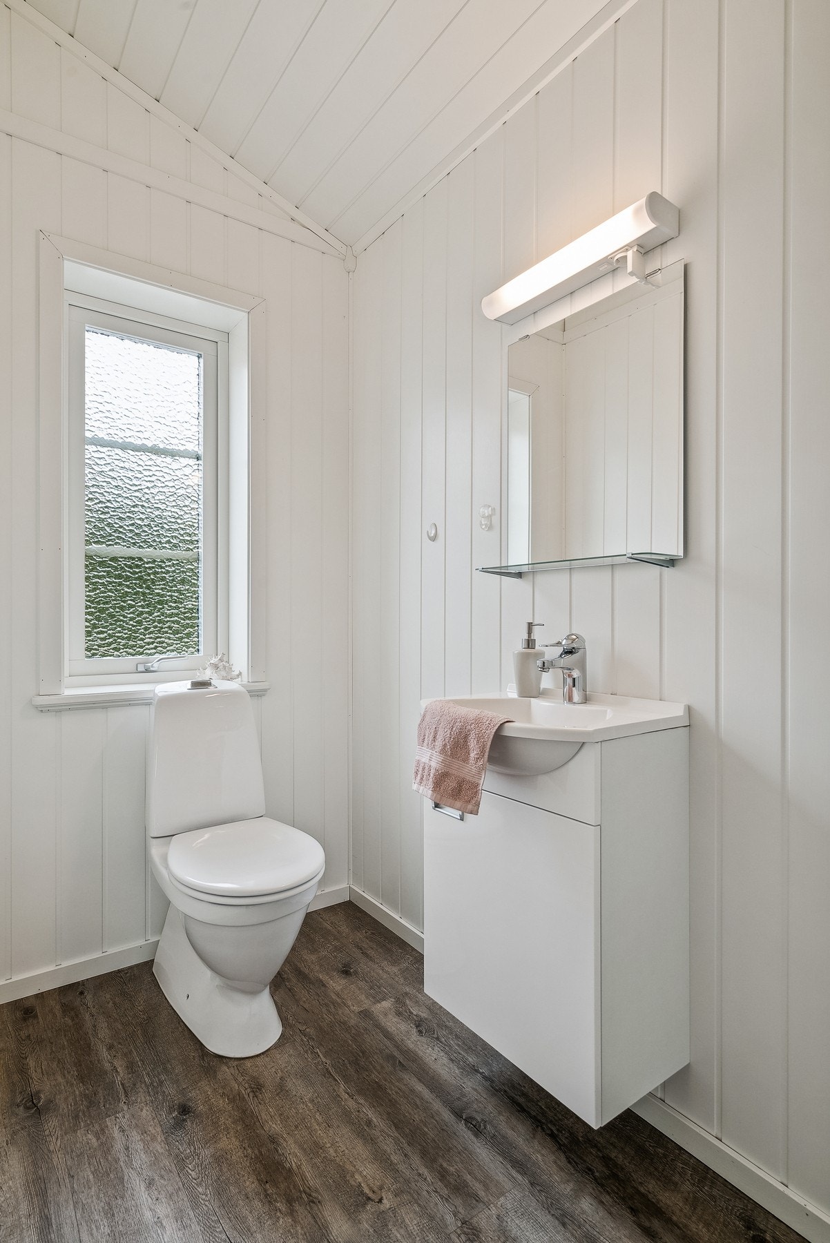 Praktisk WC-rom er perfekt å ha når man er flere som trenger å bruke badet - Dette er plassert med adkomst fra entréen Galleribilde