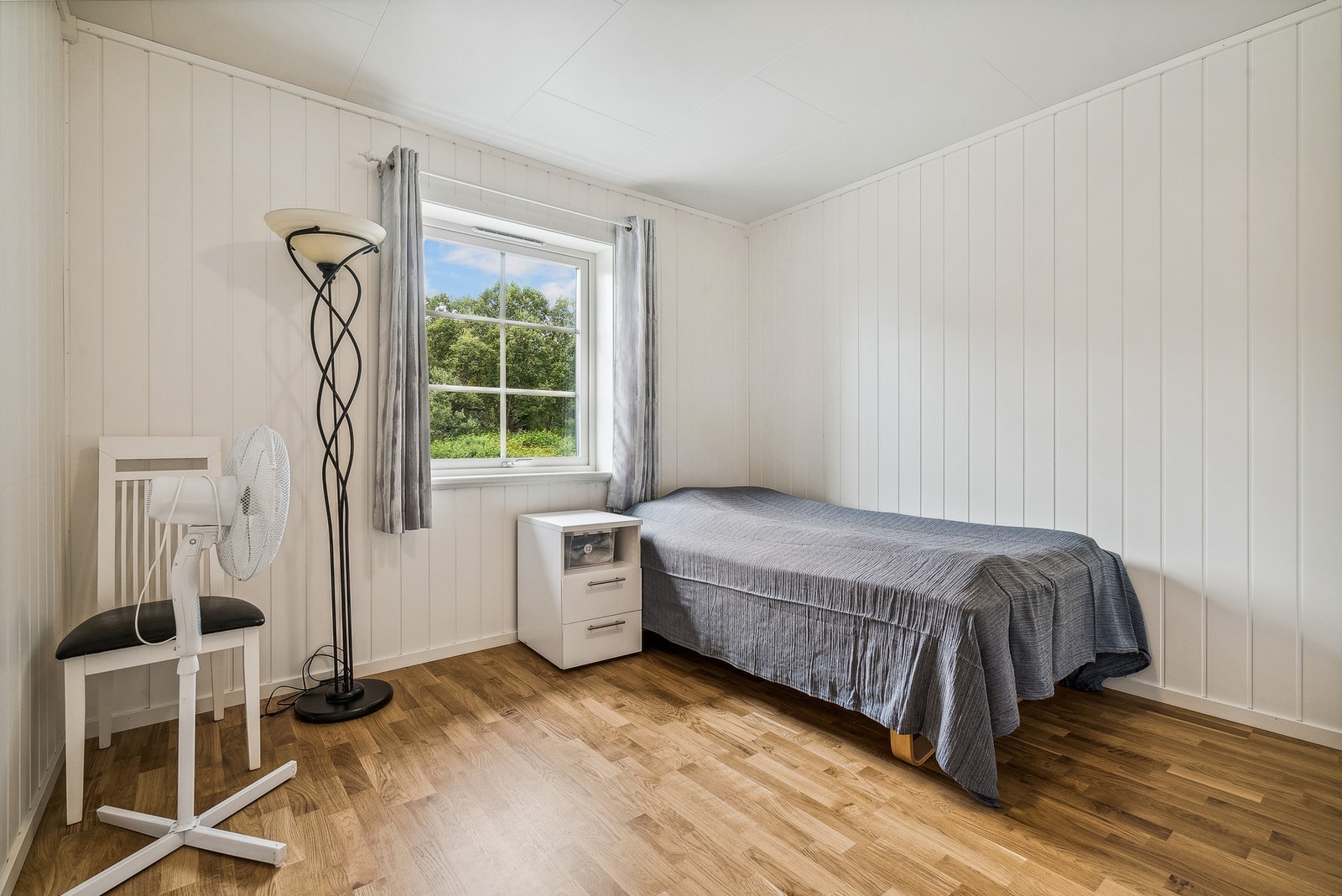 Hovedetasjen har tre soverom som alle byr på god størrelse Galleribilde