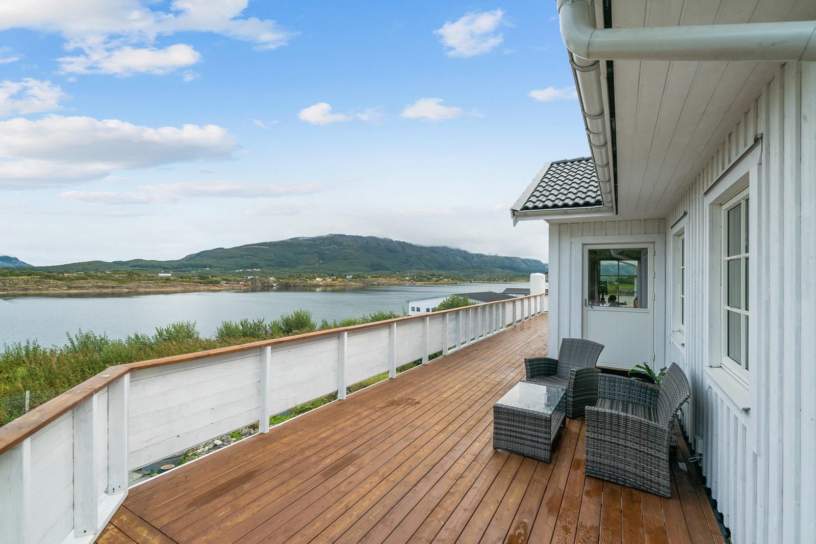 Her er det rikelig med plass til å sitte ute for både familien og gjester Galleribilde