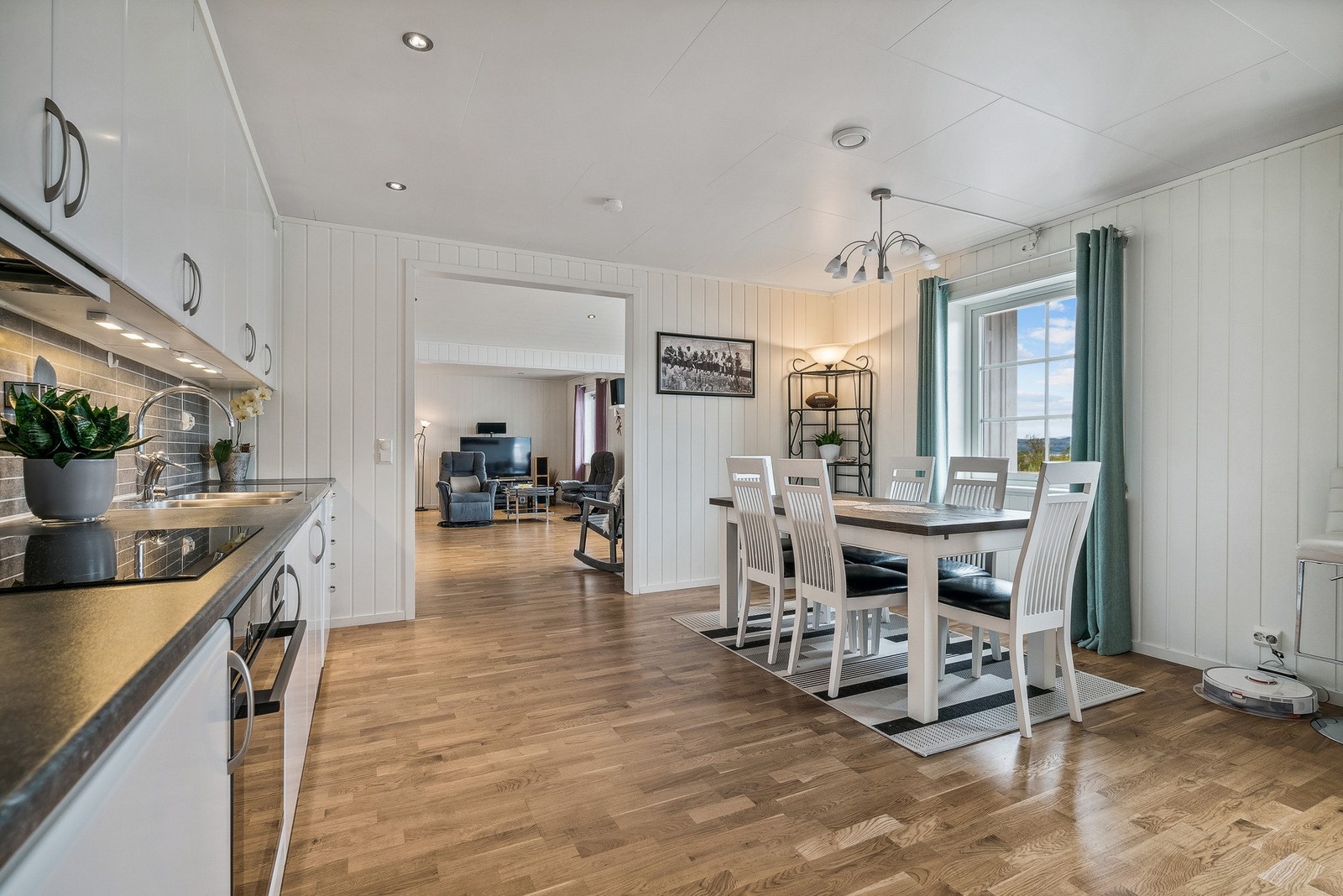 Kort vei fra koketopp til servering i spisestue Galleribilde