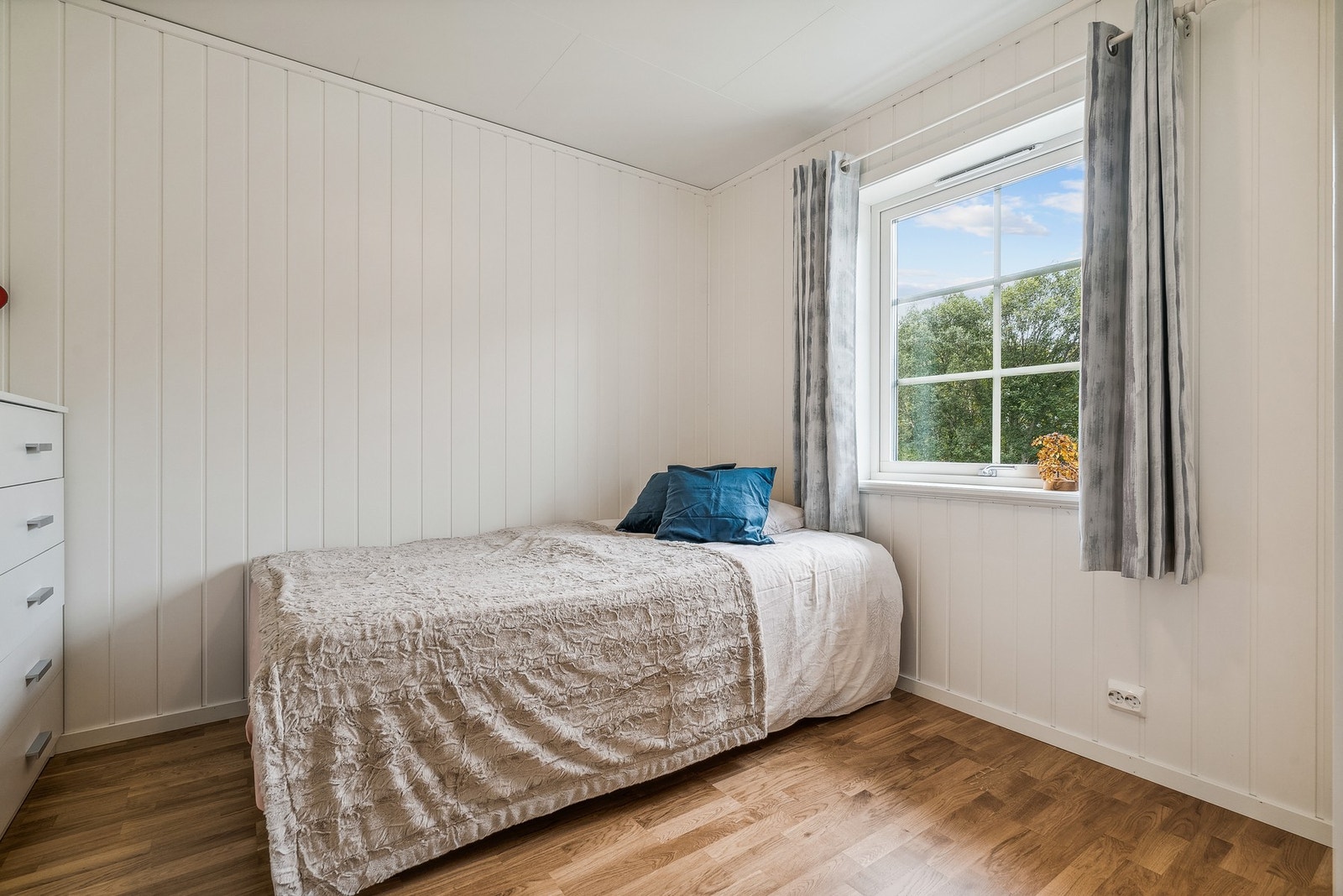 Alle soverommene har plass til større seng og forskjellige typer garderobeløsninger Galleribilde