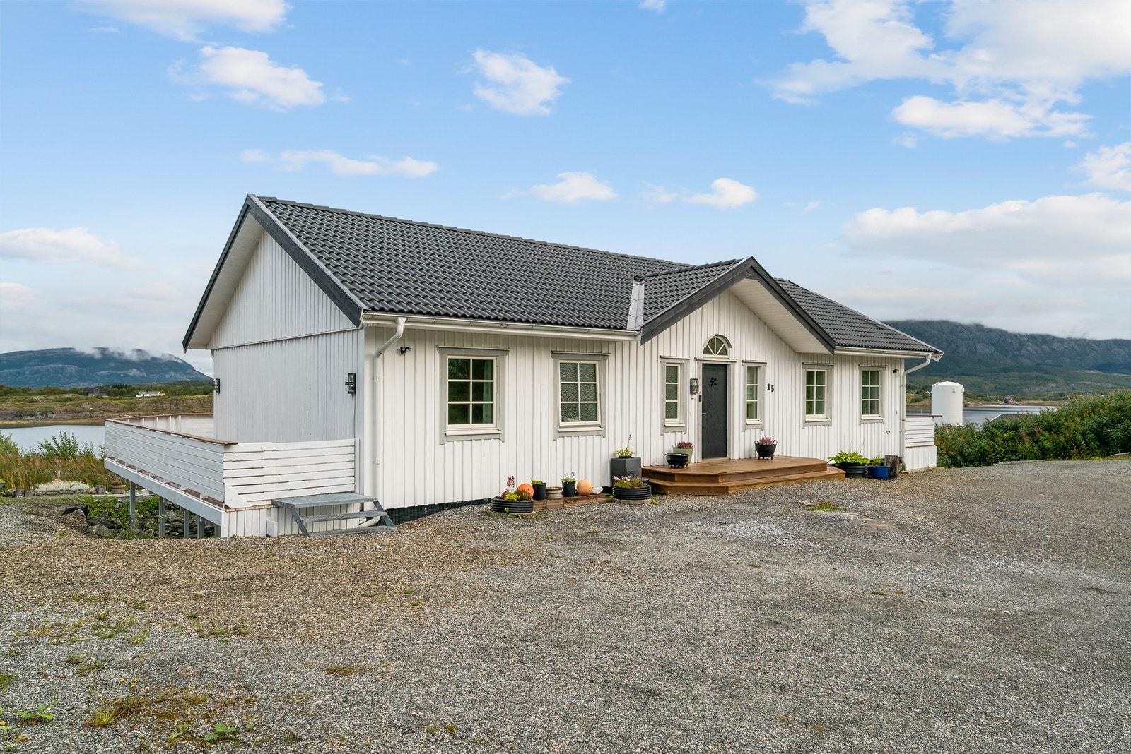 Her får du en balkong som strekker seg rundt boligen med sola og gir gode solforhold gjennom hele dagen Galleribilde