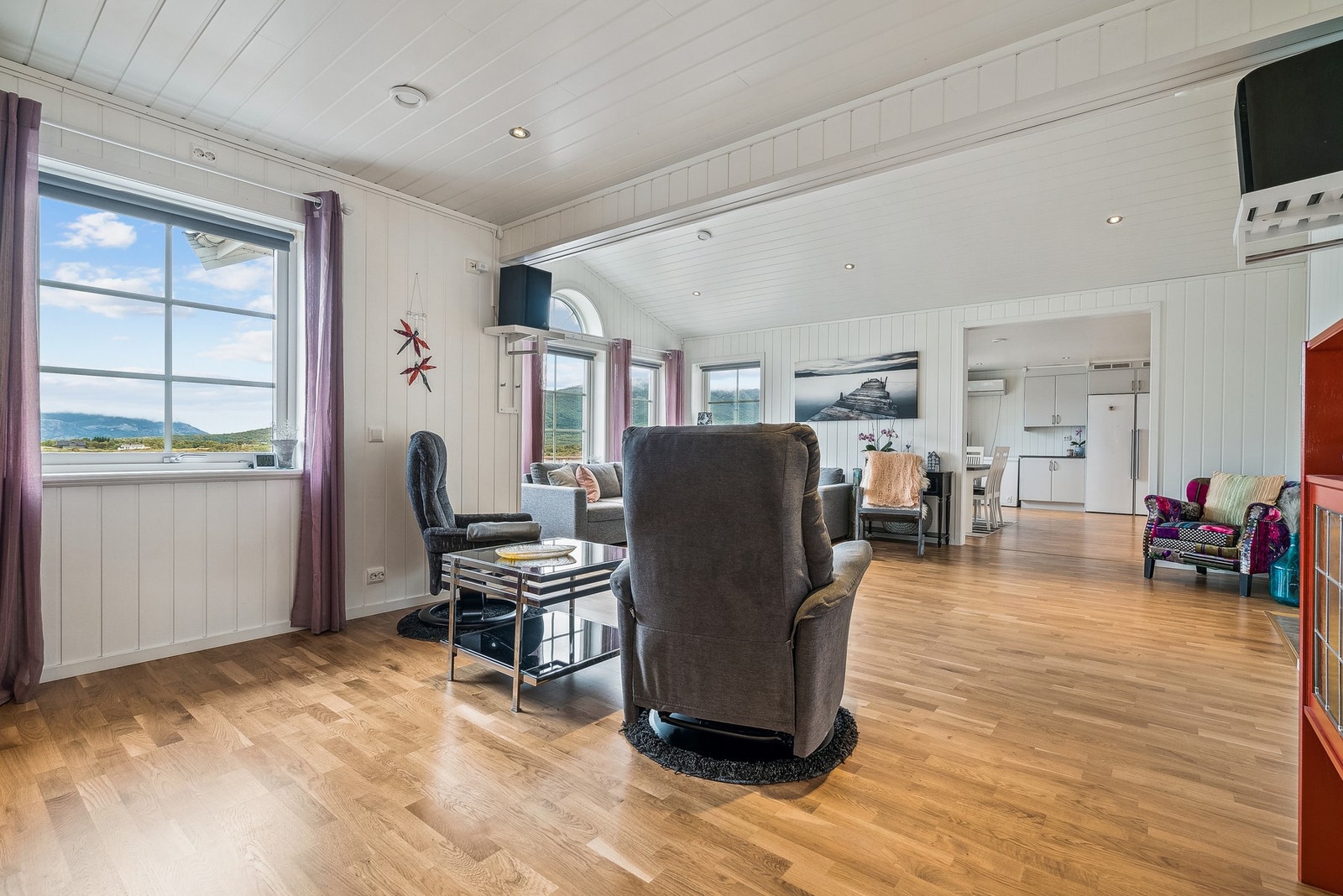 Flere naturlige soner i stuen for både sofagruppe og godstolen Galleribilde