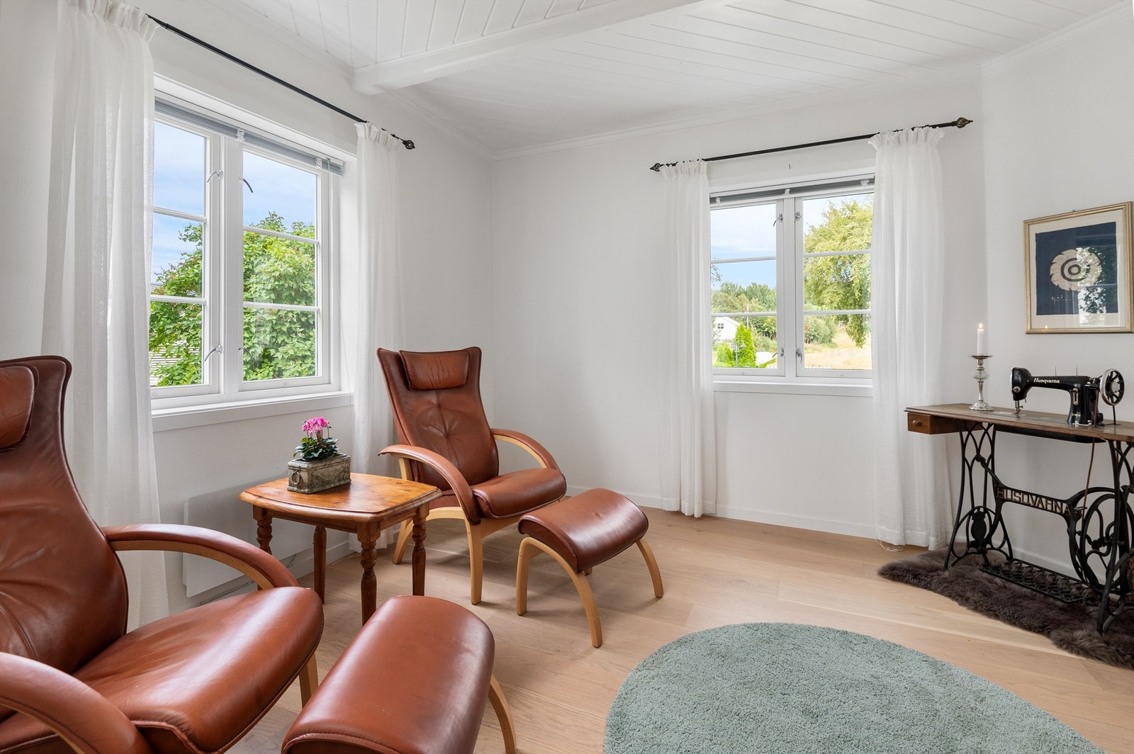 TV-stuen i første etasje er på hele 12 kvm og er super å trekke seg tilbake til. Rommet kan selvsagt benyttes også til evt. kontor/soverom. Galleribilde