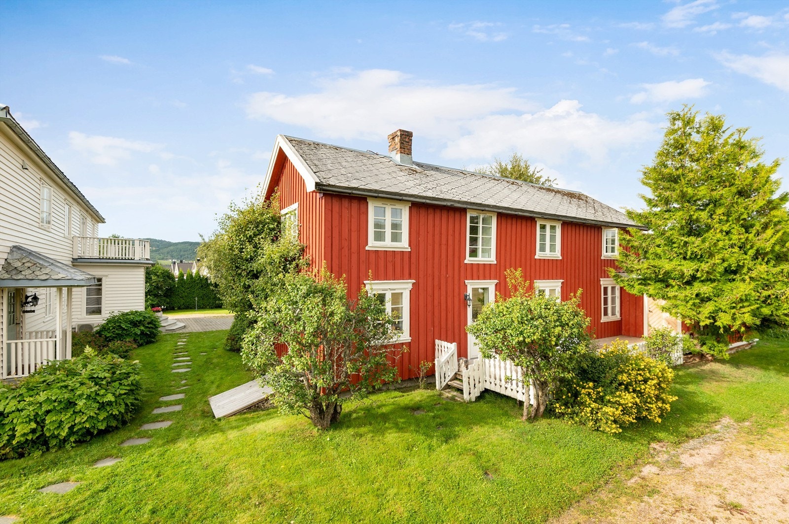 Boligen er innredet med en entré, stue/kjøkken, rom, toalett, bad, loftstue og tre soverom. Galleribilde