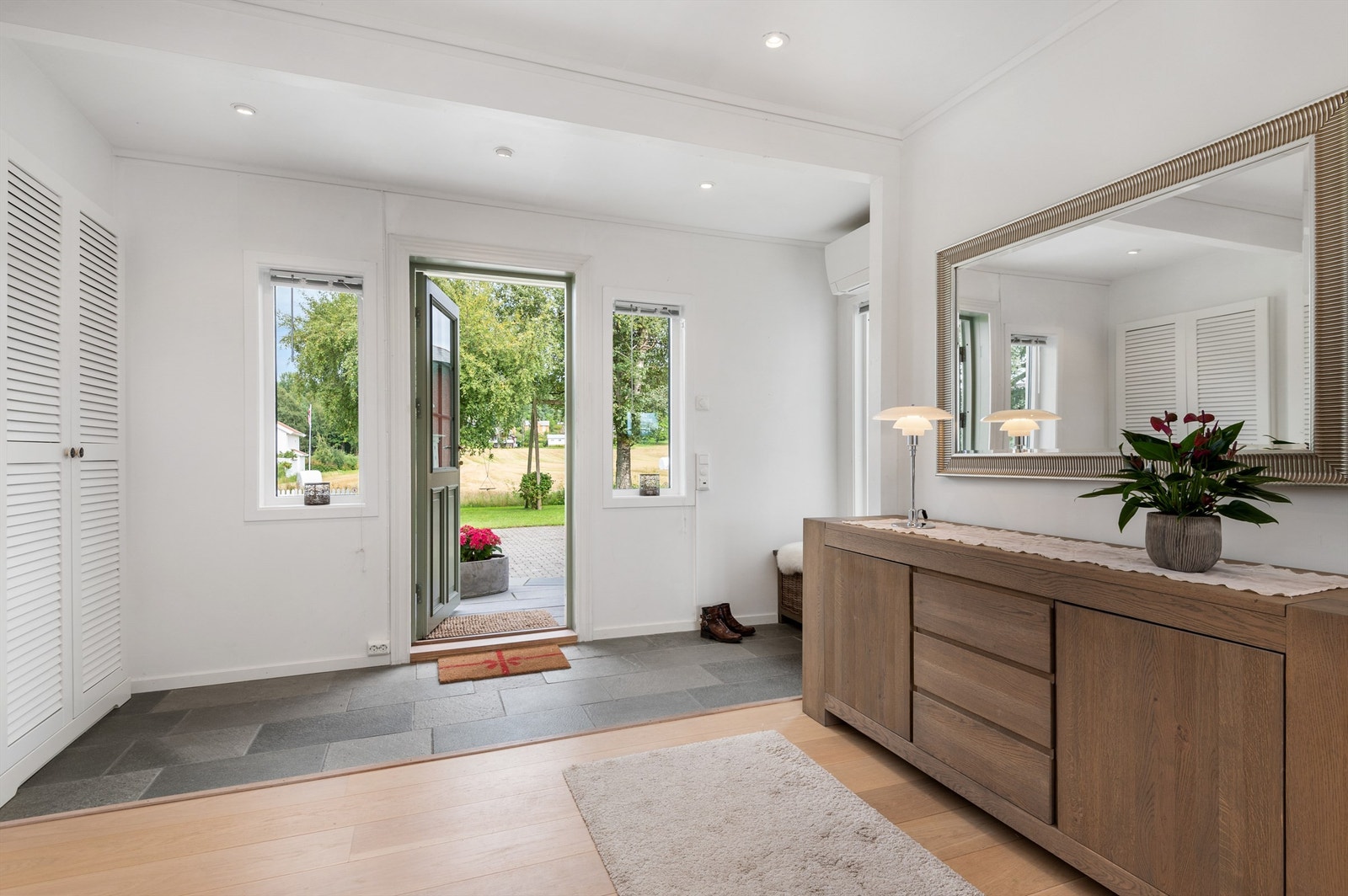 Velkommen inn! Lys romslig entre med oppvarmet skiferfelt innenfor
inngangsdøra Galleribilde