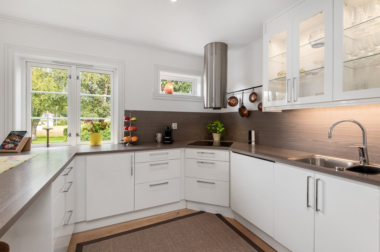 Nydelig drømmekjøkken fra ca 2014 med kjøkkenvifte fra Røroshetta og integrerte hvitevarer Galleribilde