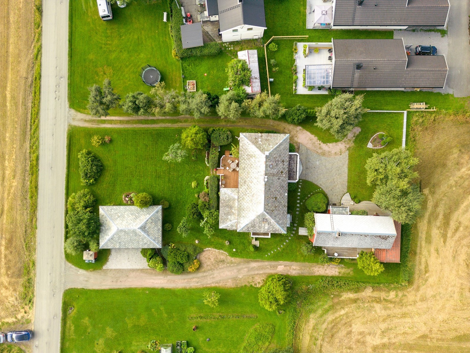 Det er flere servicefasiliteter i området, med blant annet helsestasjon, legekontor, bensinstasjon, frisør, blomsterbutikk og café. Det er også flere idrettsanlegg, med blant annet fotballbane og svømmehall. Galleribilde