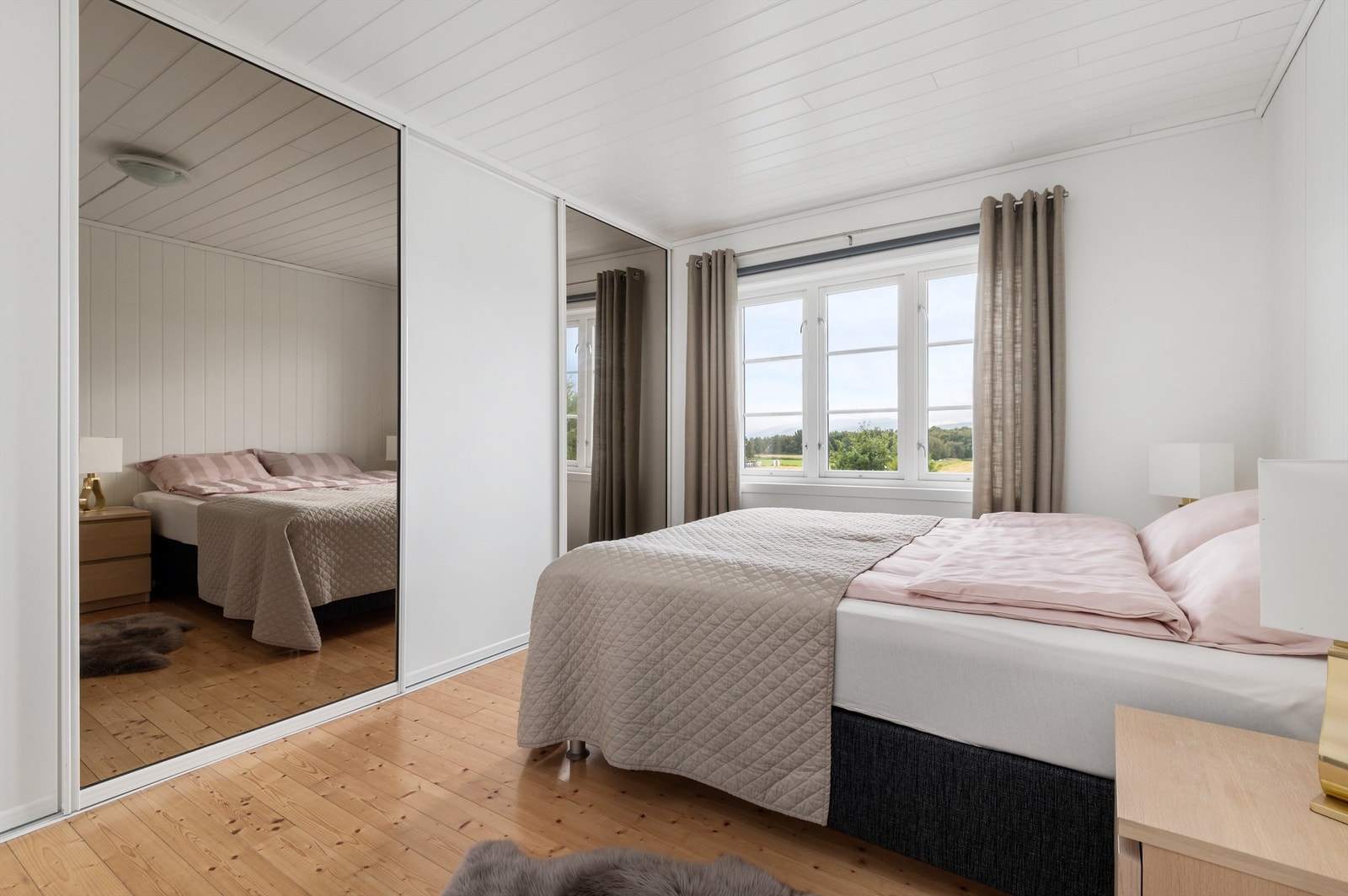 Soverom møt sørvest på 12 kvm. Her er det etablert integrert skyvedørsgarderobe med gode oppbevaringsmuligheter. Galleribilde
