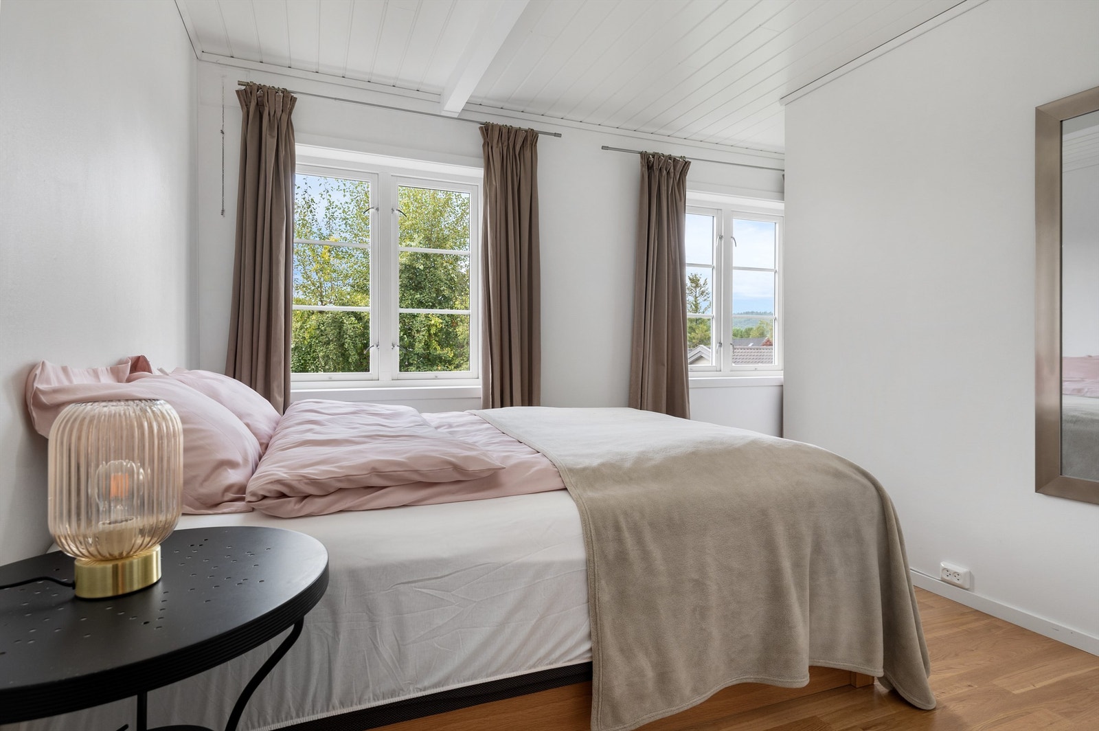 Ett av fire soverom på 10 kvm. Alle soverommene har god plass til dobbeltseng av ønsket størrelse, nattbord, pult og garderobeskap. Galleribilde