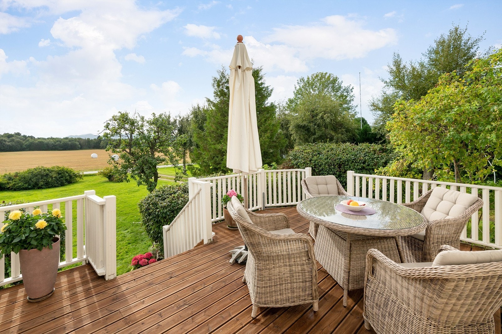 Fra stuen har man direkte utgang til en herlig sørvestvendt terrasse med god plass til ønsket møblement. Galleribilde