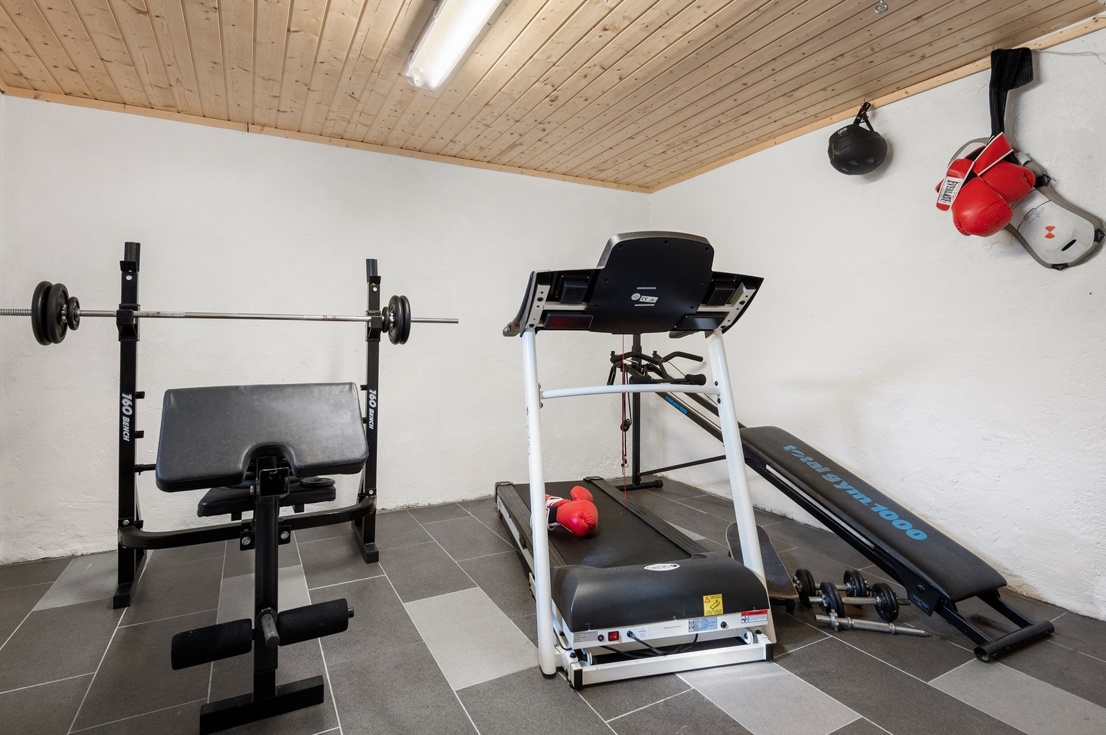 Det er etablert et praktisk treningsrom i underetasjen. Galleribilde
