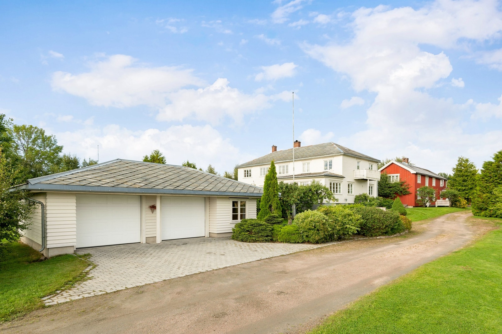 Det er oppført en dobbeltgarasje på eiendommen. Gårdsplassen og området foran dobbelgarasjen er steinlagt. Galleribilde