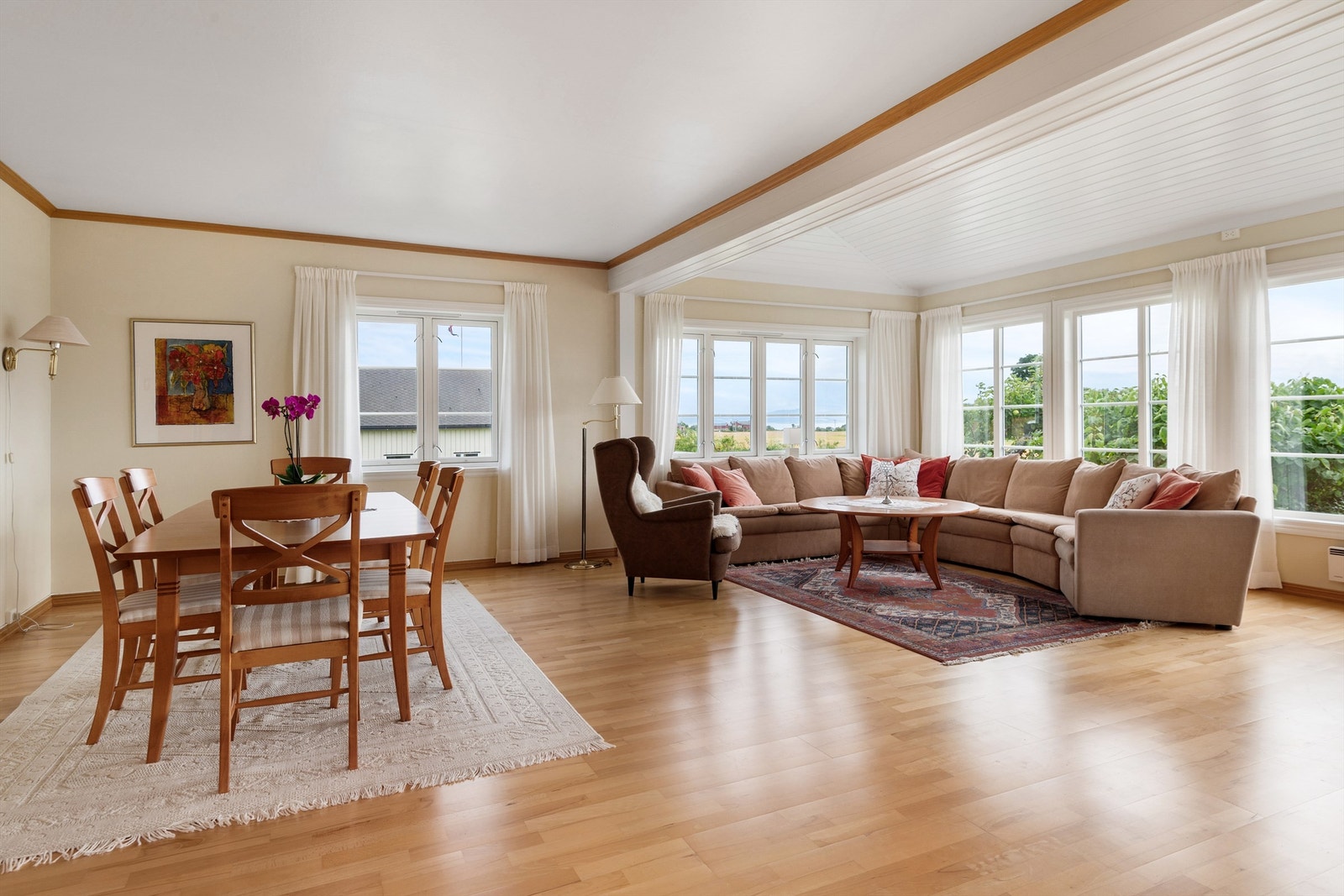 Boligen er gjennomgående lys og luftig med utstrakte vindusflater som sikrer rikelig med naturlig dagslys. Galleribilde