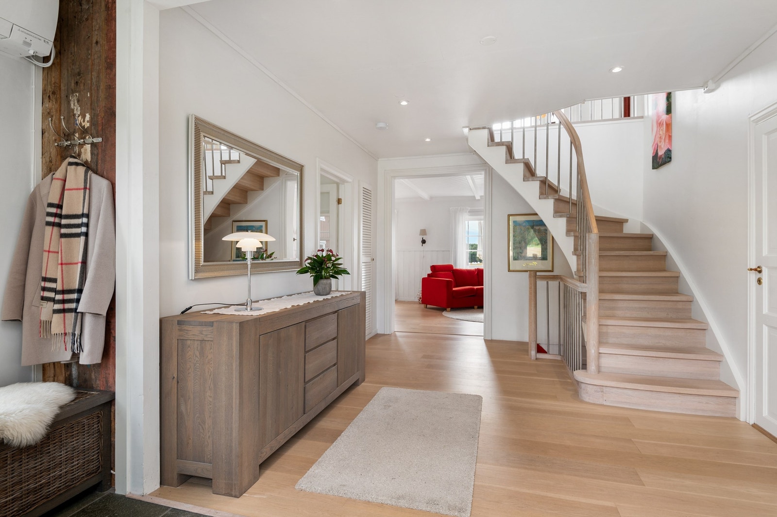 Det ble etablert en ny trapp i lys eik opp til andre etasjen i 2017. Galleribilde