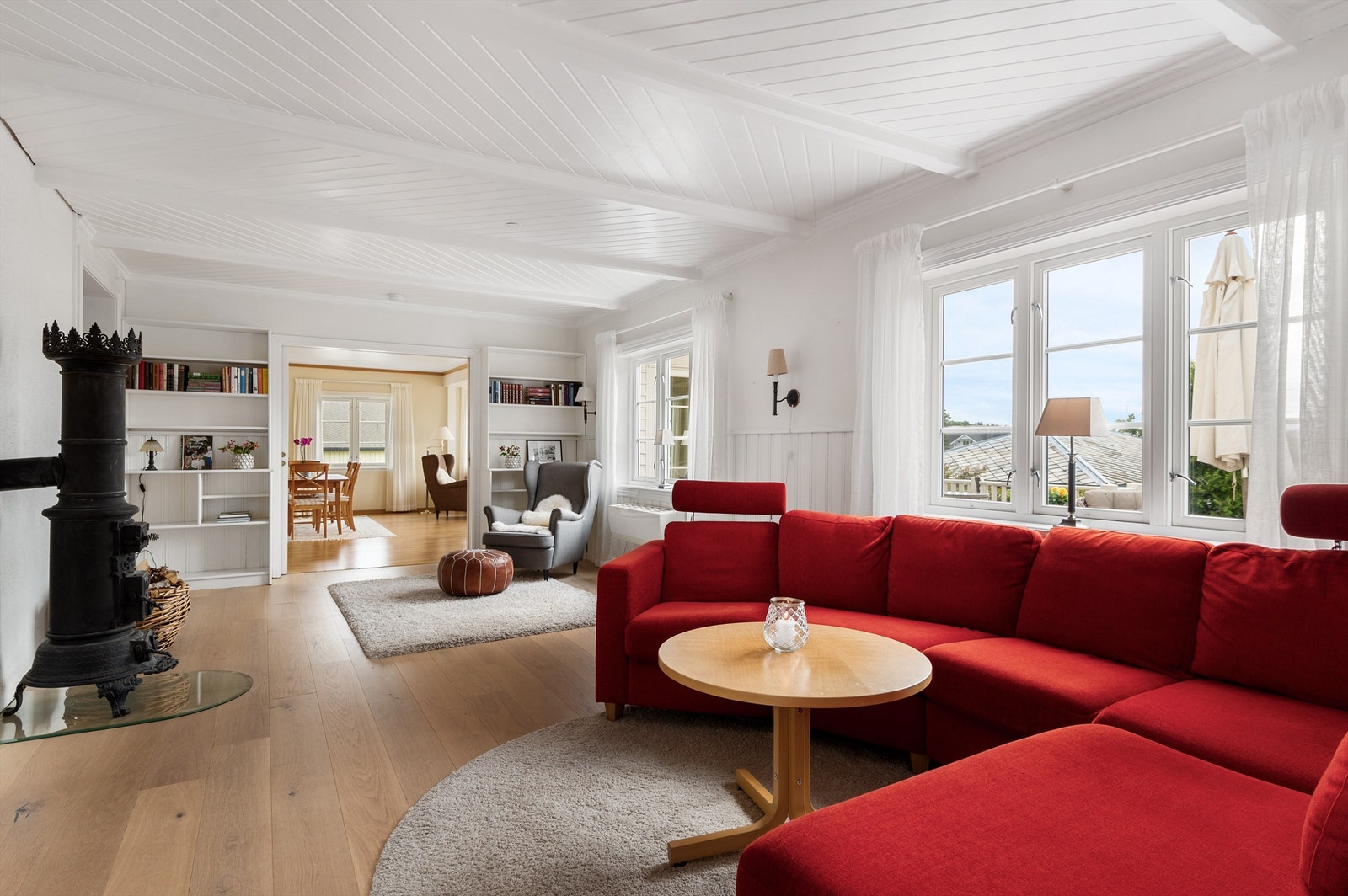 Stuearealene måler til sammen 77 kvm og gir deg mange og fleksible møbleringsmuligheter Galleribilde