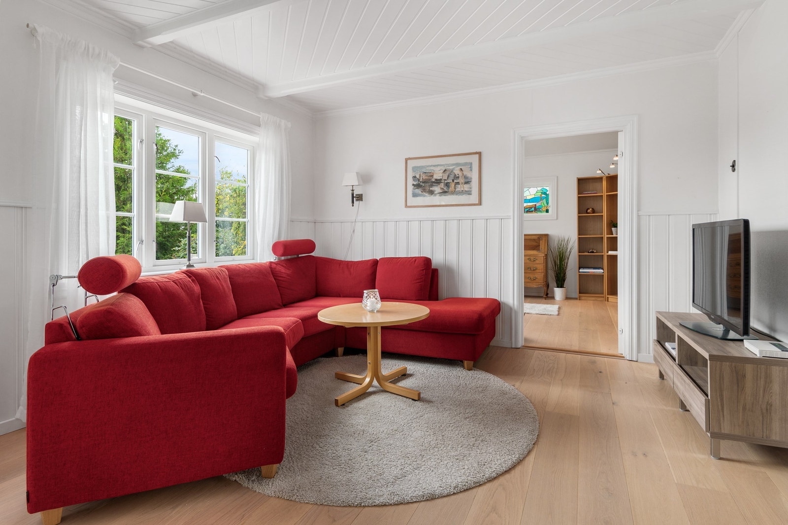 Boligen er innredet med blant annet tre stuer og ett bibliotek i første etasje. To av rommene som er innredet som hhv. bibliotek og tv-stue kan benyttes som soverom, og er med i opptelling av antall soverom i annonsen. Galleribilde