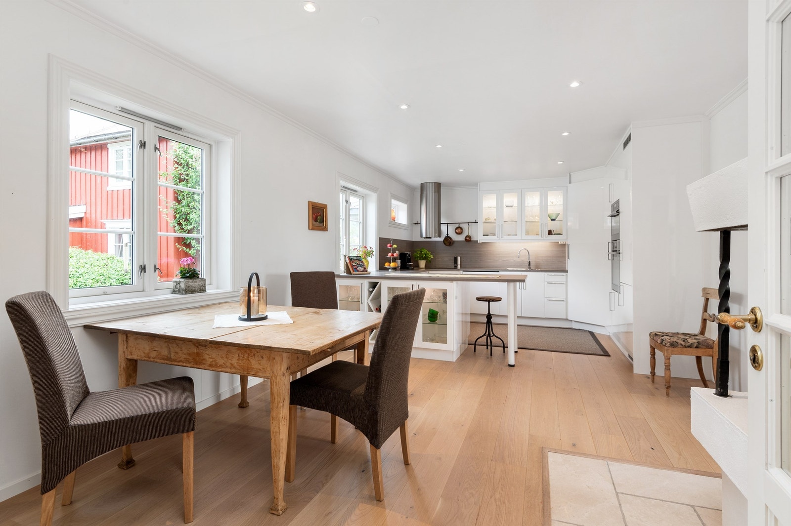 Man har god plass til sittegruppe på kjøkkenet. I tillegg er det etablert en praktisk kjøkkenøy med skapplass og plass til barstoler. Galleribilde