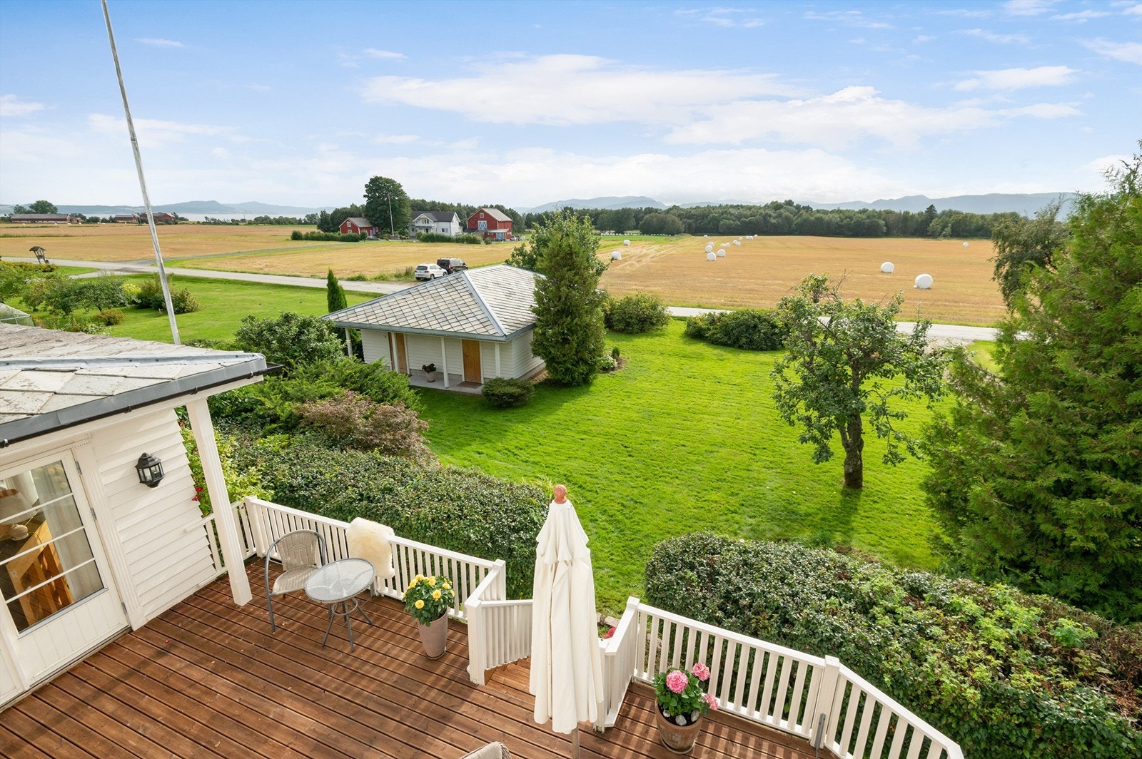 Eiendommen har svært gode solforhold og en nydelig utsikt. Selger opplyser om solgang fra ca kl. 10:00 - 22:00 på sommers tid. Galleribilde