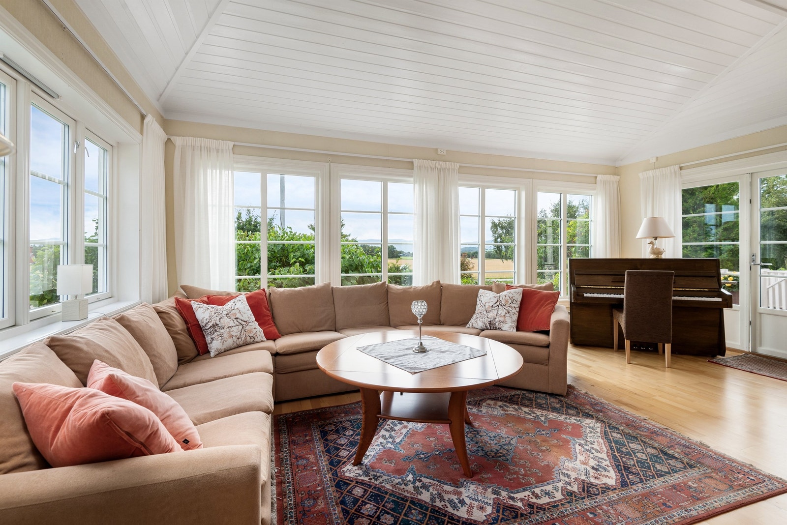 Romslig hovedhus med stort kjøkken
med peis, 4 doble soverom, 3 stuer og bibliotek/kontor. De vakre uteområdene omkranser boligen og gir stuen et meget naturskjønt uttrykk. Galleribilde