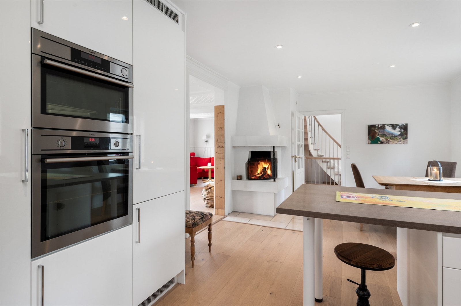 Boligen er oppvarmet med varmepumpe i entré og stue samt peisovn i stue og kjøkken. Det er også varmekabler i entréen og på badet. Galleribilde