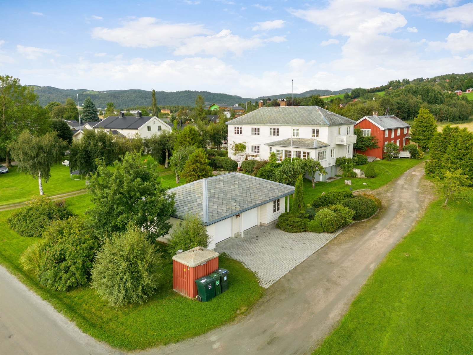 Velkommen til Nyveien 18 og 20, og denne fantastiske eiendommen beliggende i idylliske områder i Stadsbygd! Eiendommen består av to eneboliger og en dobbeltgarasje. Tomten er på hele 2,1 mål. Galleribilde