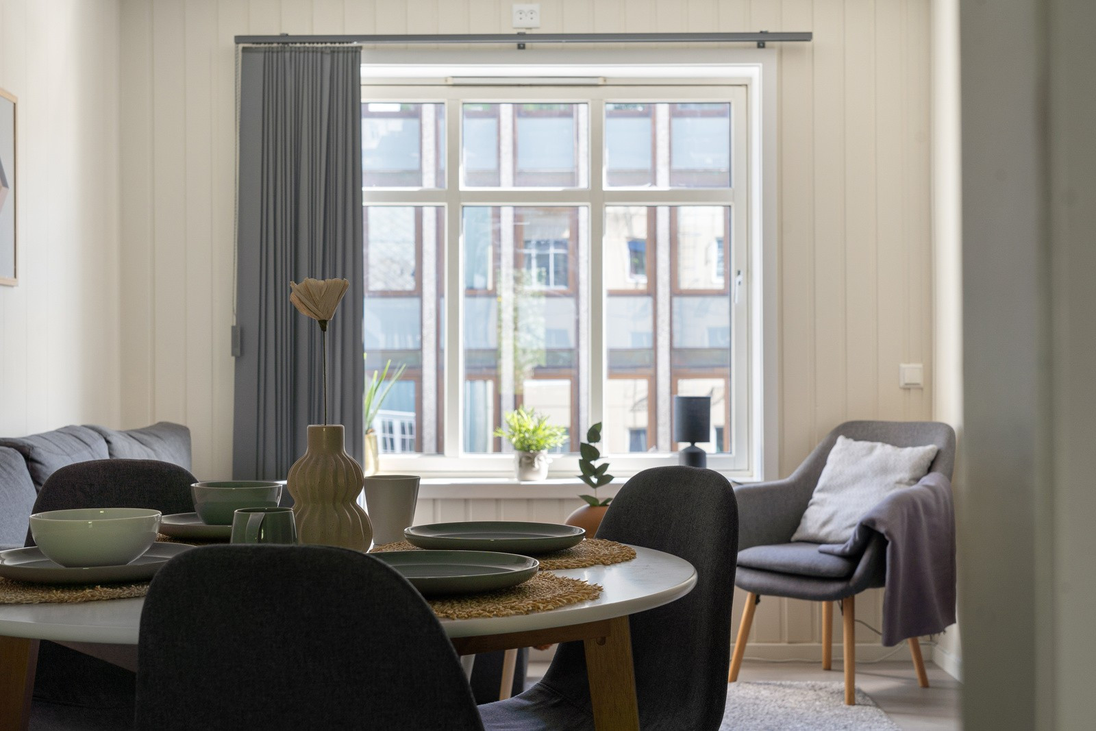 Store vindusflater som sikrer rikelig med innslipp av naturlig lys.