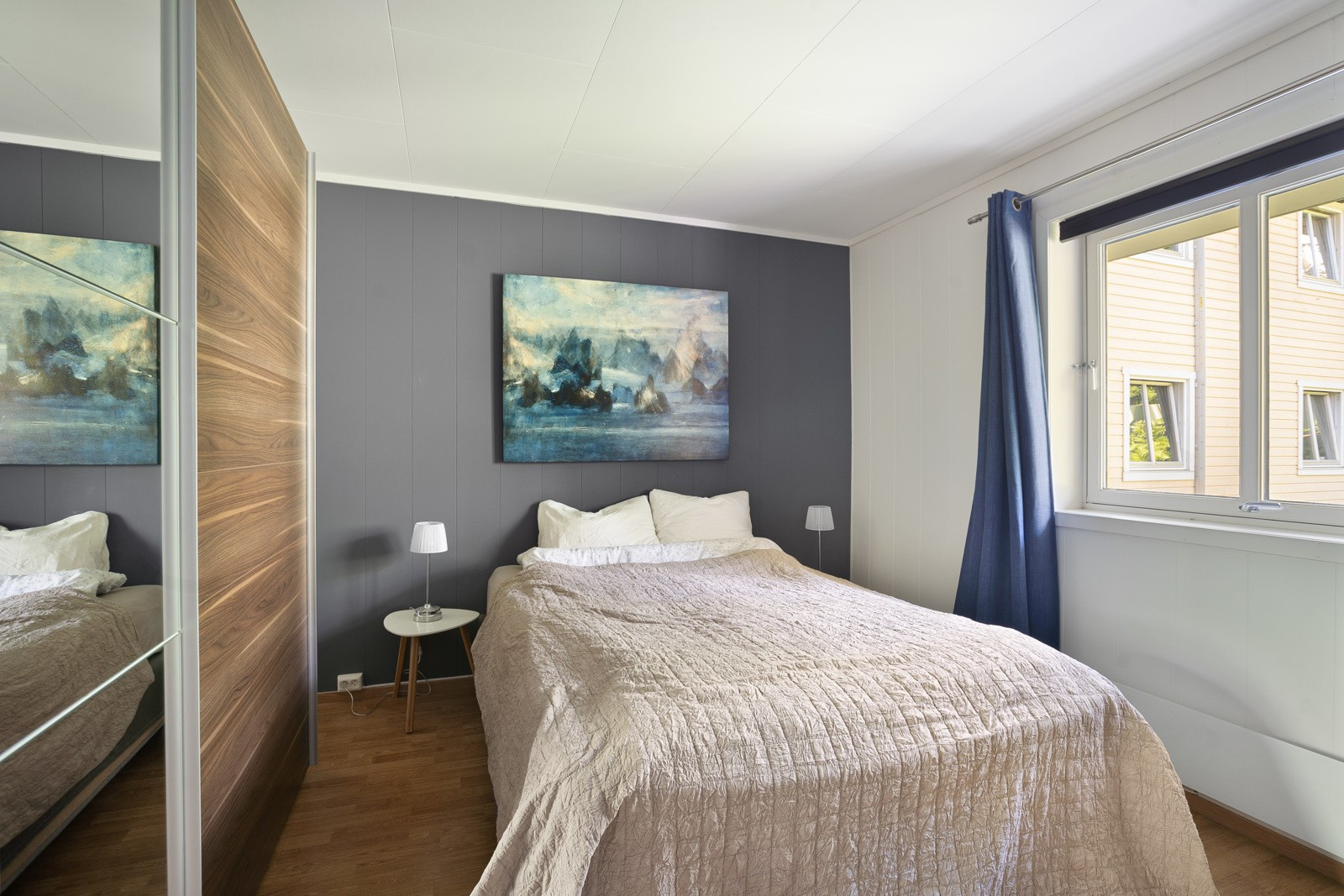 Hovedsoverommet framstår romslig og har plass til stor seng med tilhørende nattbord. God oppbevaringsplass i skyvedørsgarderobe.