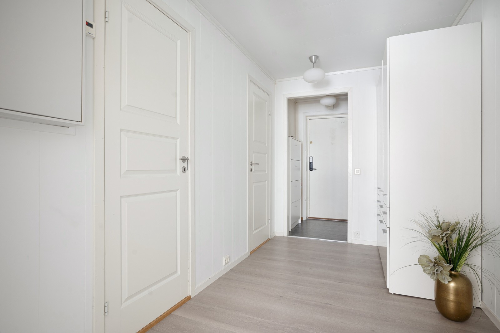 Garderobeskap med god oppbevaringsplass i gangen. Her har det mulig å etablere skyvedørsgarderobe eller feks hjemmekontor.