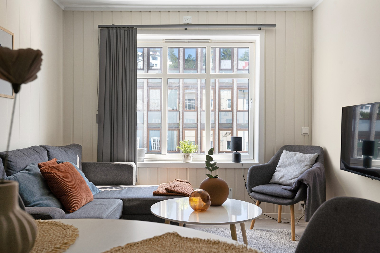 Stuen framstår gjennomtenkt med naturlige soner for både sofagruppe med TV, samt spisebord.