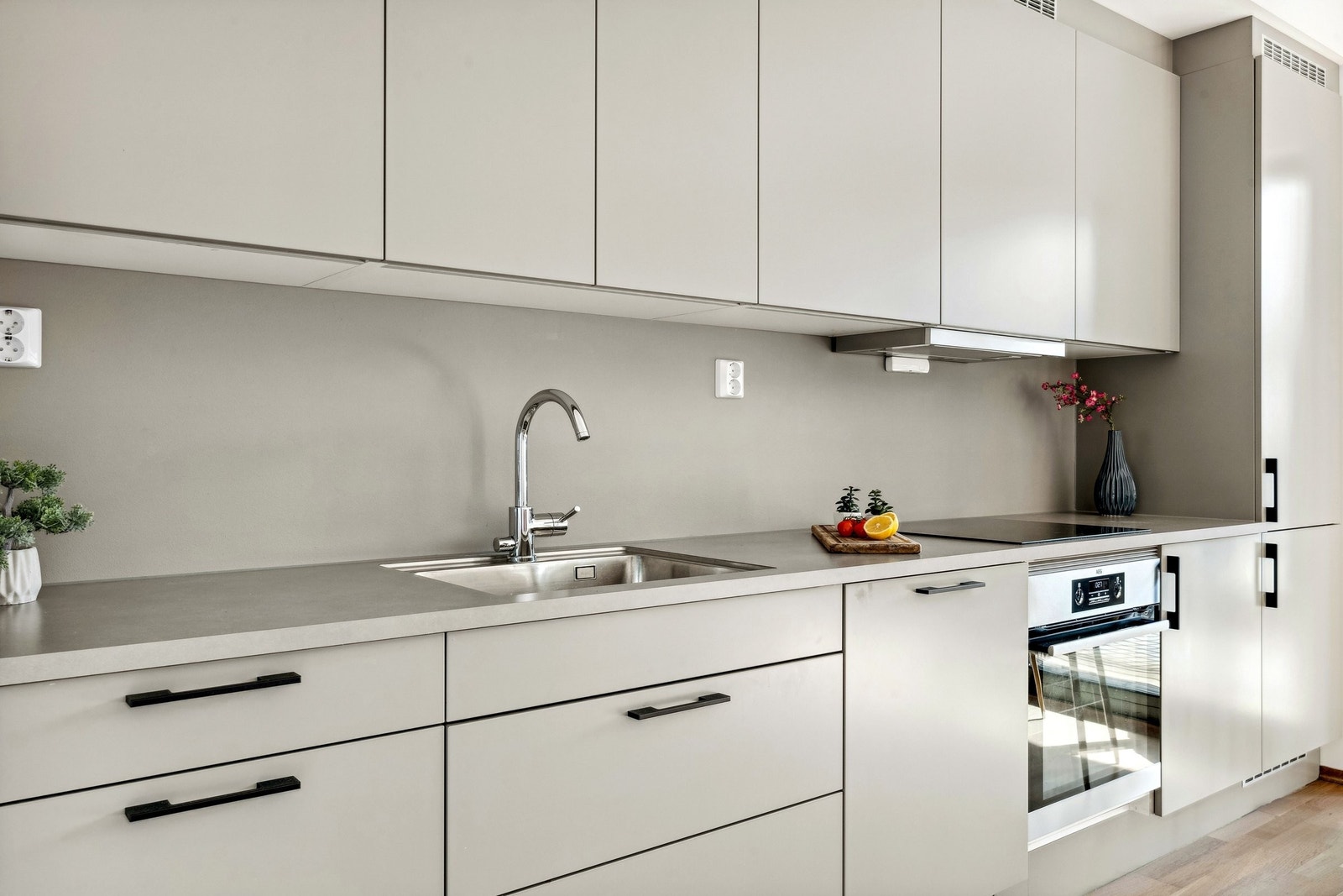 Moderne og stilrent kjøkken fra HTH. Kjøkkenet har integrert stekeovn, induksjonstopp, med ventilator over, kjøl/frys og oppvaskmaskin. Automatisk vannstopper og komfyrvakt er montert. Galleribilde