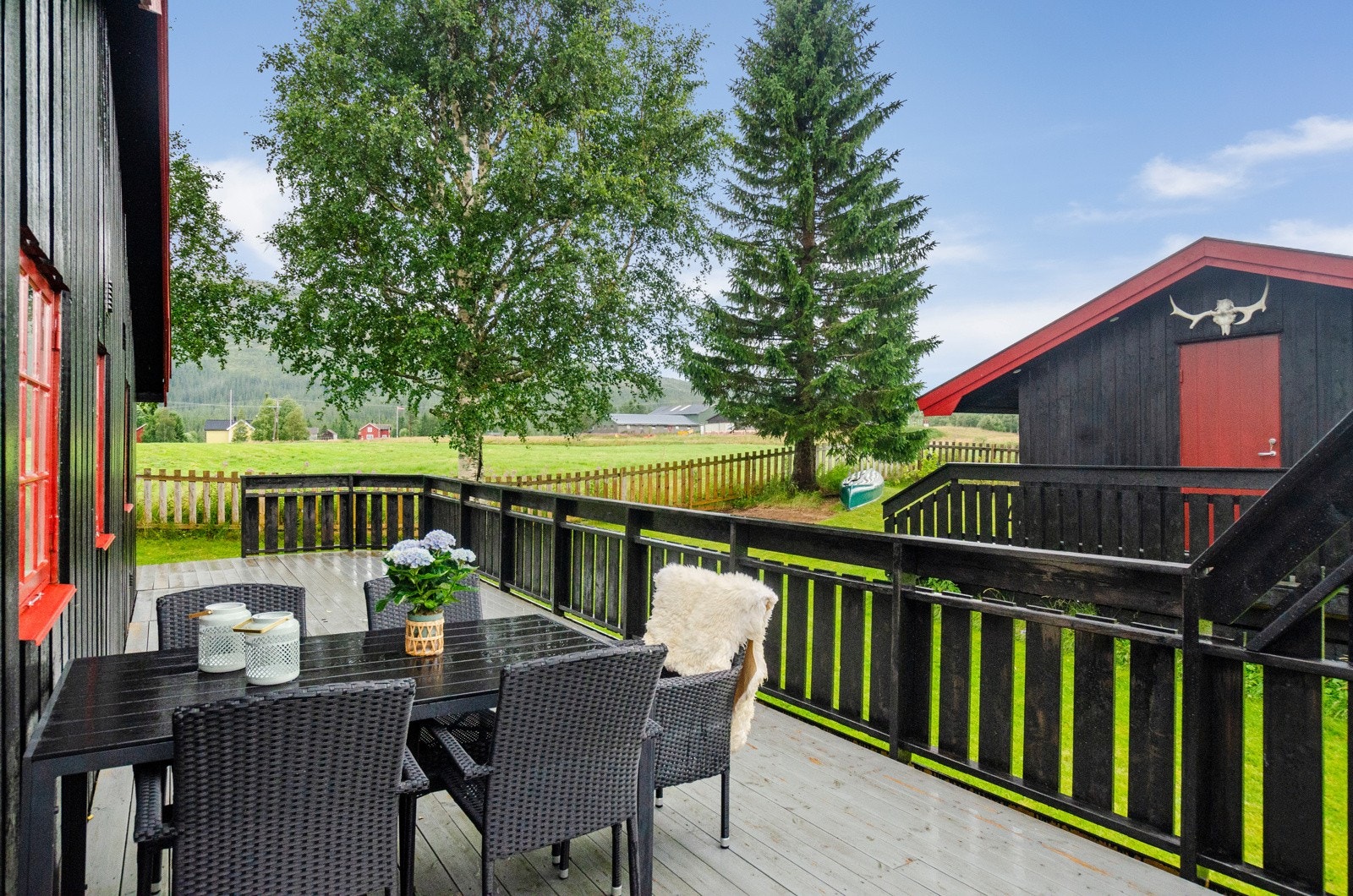 Stor veranda rundt nesten hele hytta. Kan bare flytte seg rundt etter sola. Galleribilde