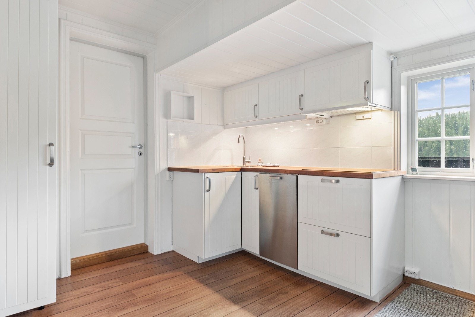 Smakfullt kjøkken med utsikt utover Butjønna. Galleribilde