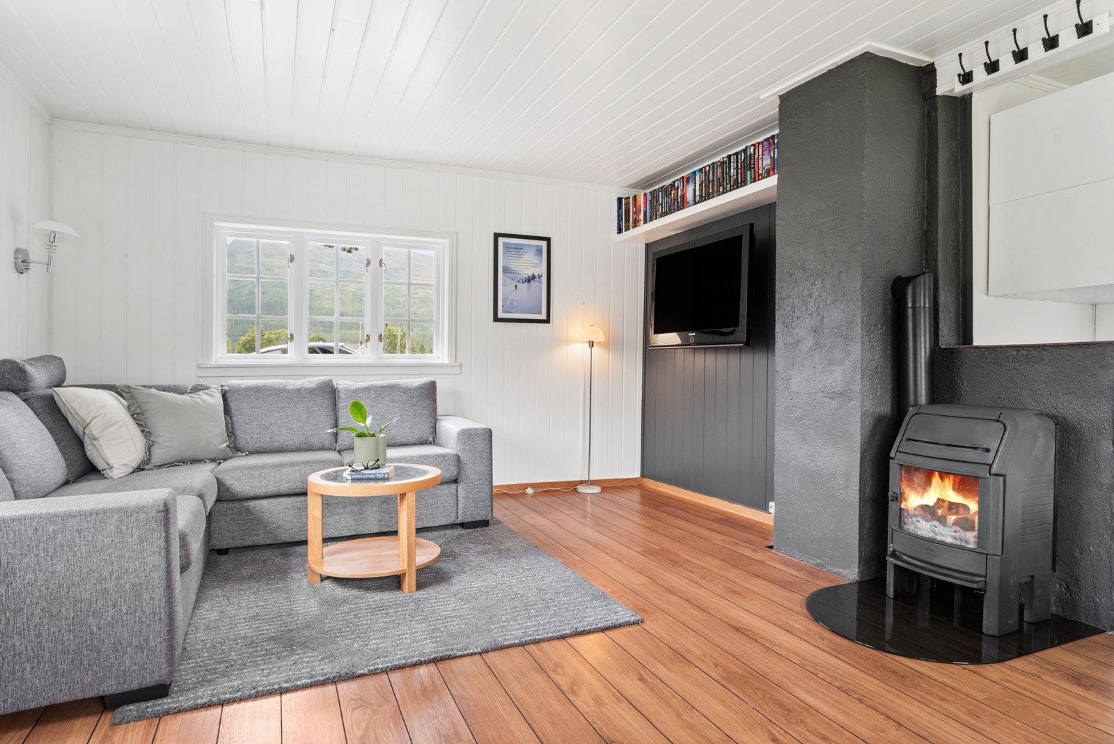 Vedfyring i peisovn. Galleribilde