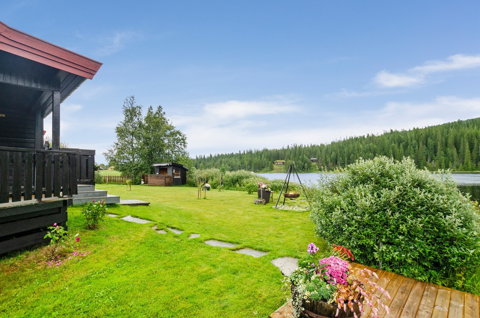 Hytta med nydelig hage. Galleribilde