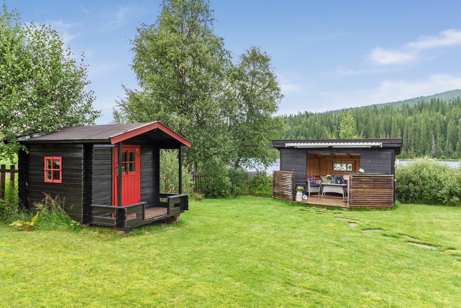 Lekestue og grillhus på eiendommen ved vannet. Galleribilde