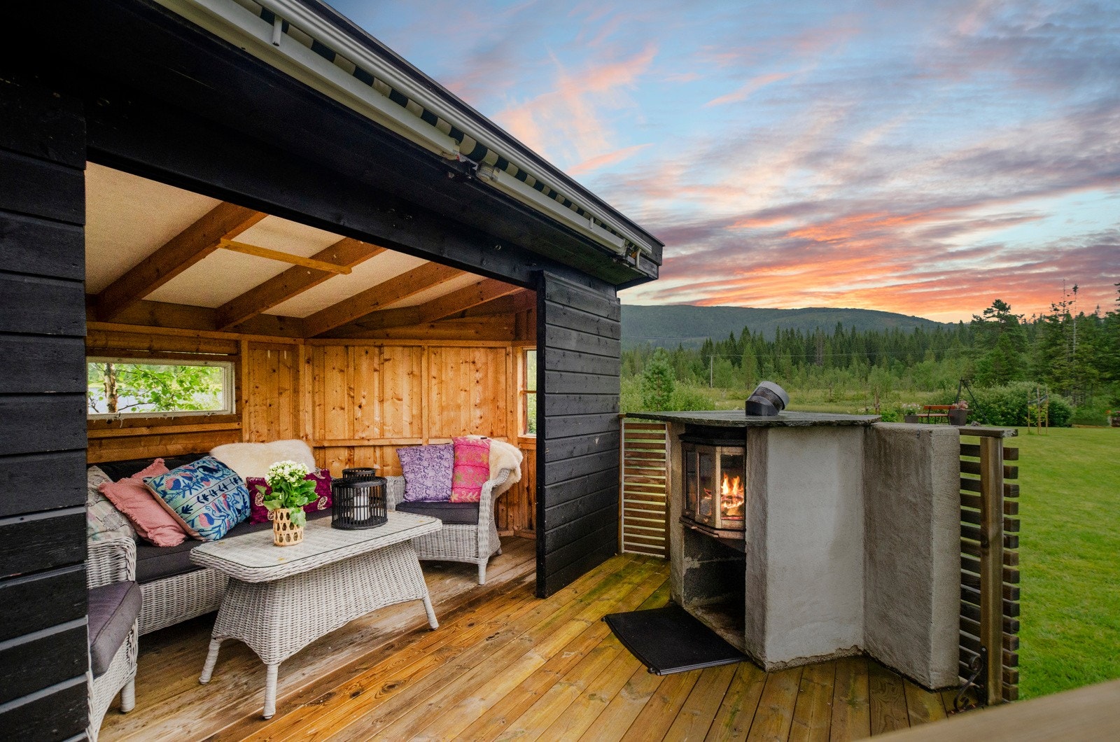 Grillhuset i hagen med utepeis. Galleribilde