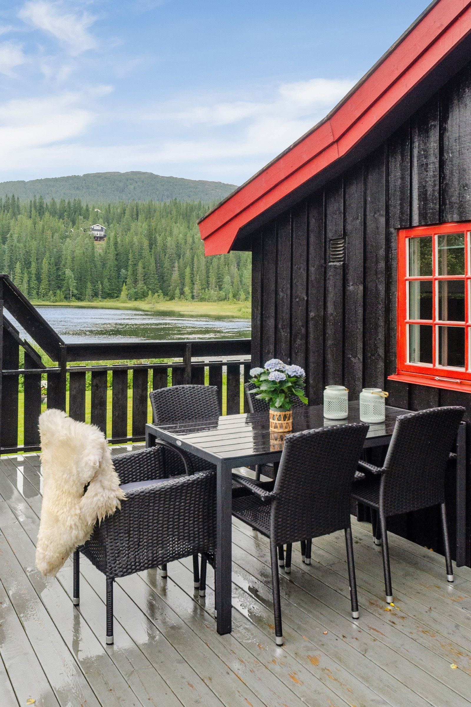 Spisebord på veranda. Galleribilde