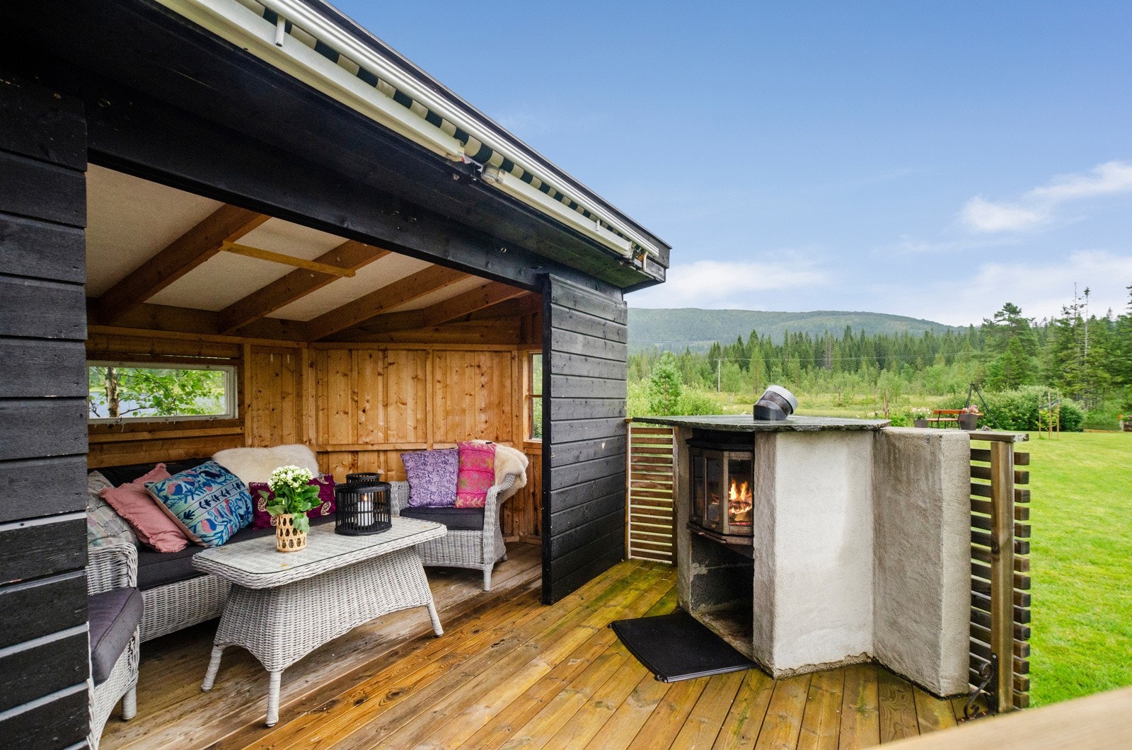 Grillhuset med utepeis og sittegruppe. Galleribilde