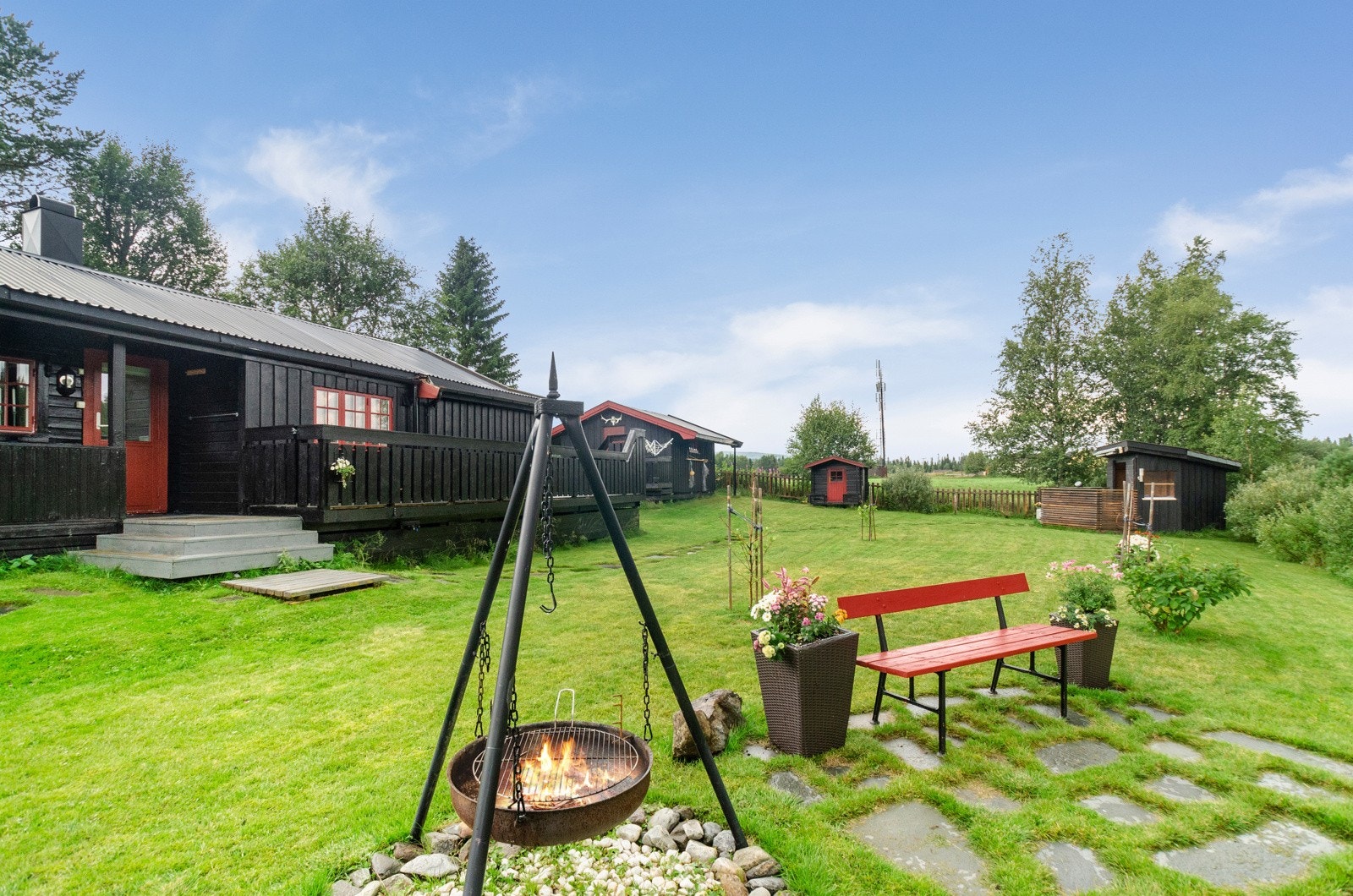 Romslig tomt med masse muligheter for aktiviteter og rekreasjon. Galleribilde