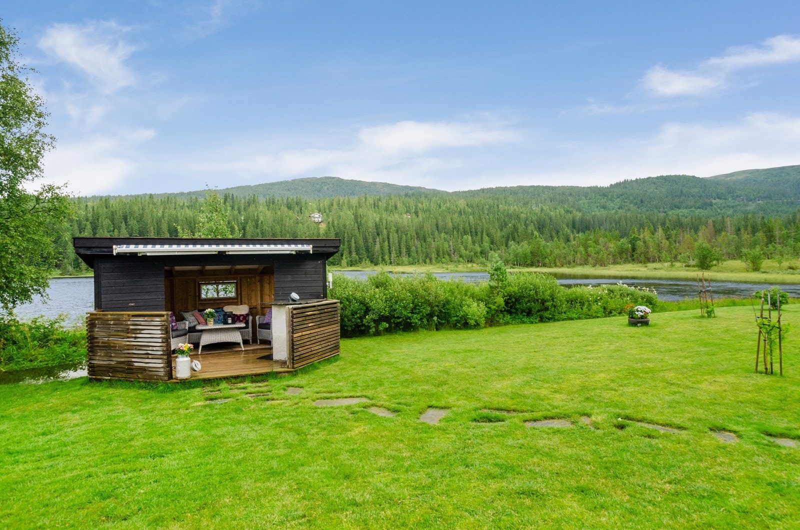 Hagen med grillhus. Galleribilde