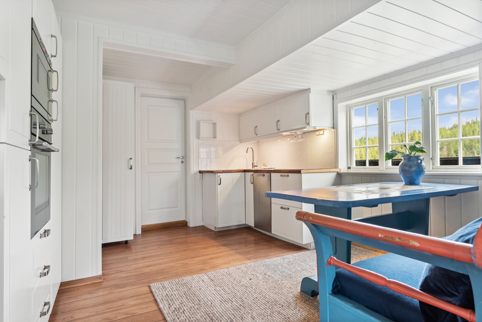 I kjøkkenet er det en herlig atmosfære med spisebord og lys innrending. Galleribilde