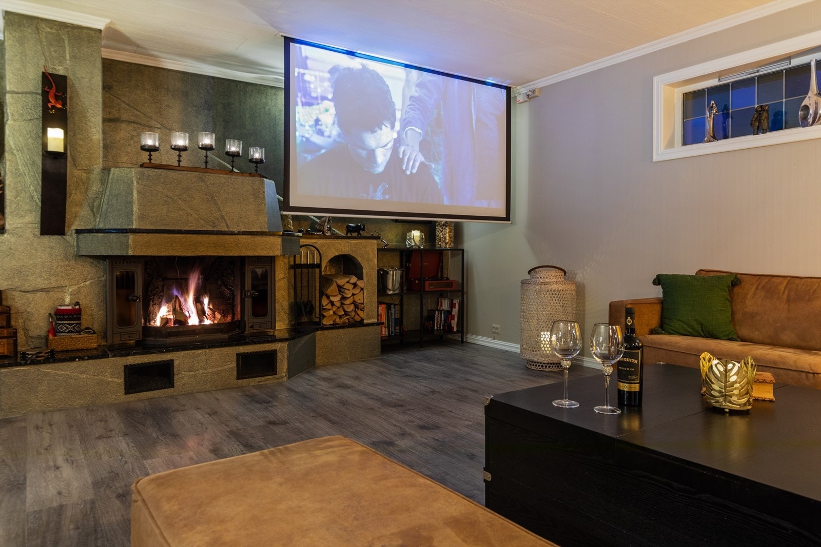 I stuen er det montert projektor og lerret for den ultimate filmopplevelsen! Galleribilde