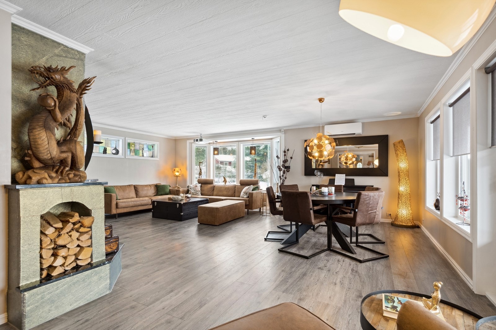 Stuen er av svært romslig størrelse og har lyse overflater med malte vegger og et pent laminatgulv. Galleribilde