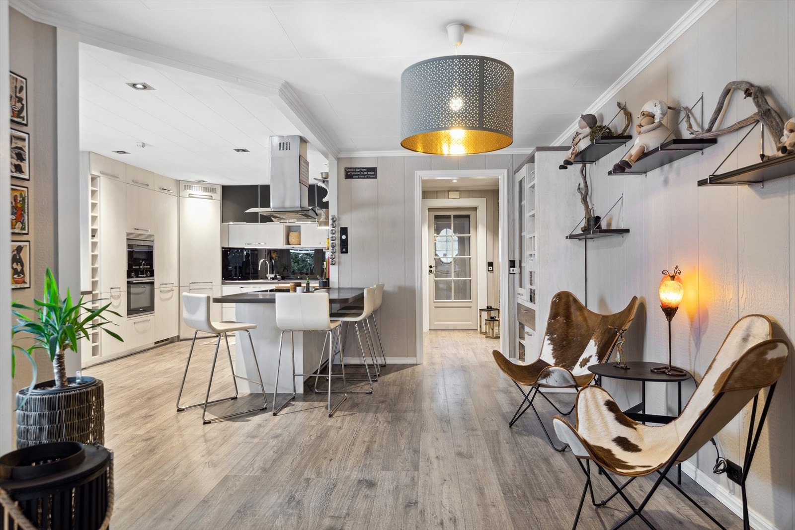 Kjøkkenet ligger like ved stuen og er fra 2014. Galleribilde